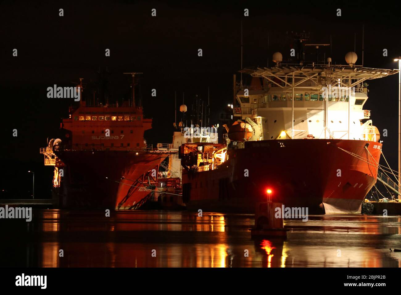 Offshore pipe-layer 'Seven Navica' e offshore di fornitura nave 'Rockwater 1' a Leith Docks (scena notturna), Edimburgo, Scozia Foto Stock