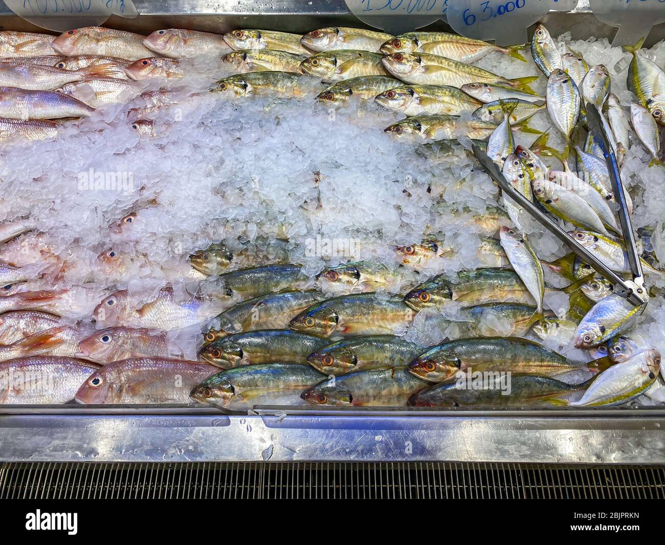 Pesce congelato crudo in vendita al supermercato frutti di mare Foto stock  - Alamy