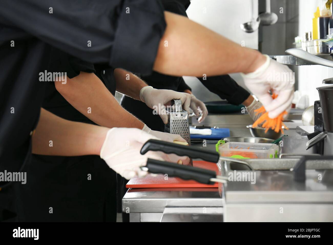 Maschio di cucina dello chef del ristorante cucina, primo piano Foto Stock