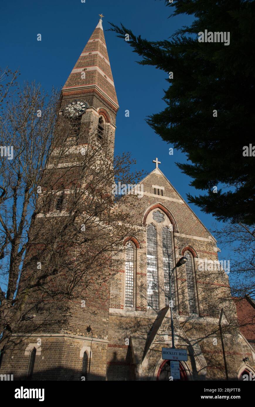 Architettura gotica vittoriana London Stock Brick Torre Rossa Orologio Shepherds Bush St Simons Church, Rockley Road, Londra W14 di Sir Arthur Blomfield Foto Stock