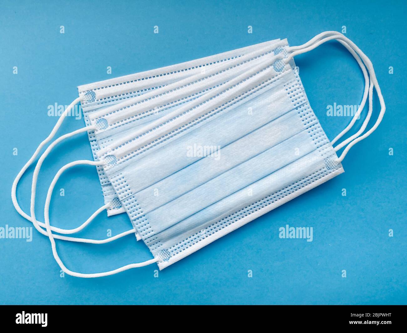 Maschera medica blu per bambini isolata su sfondo bianco. Concetto di medicina e salute. Foto Stock