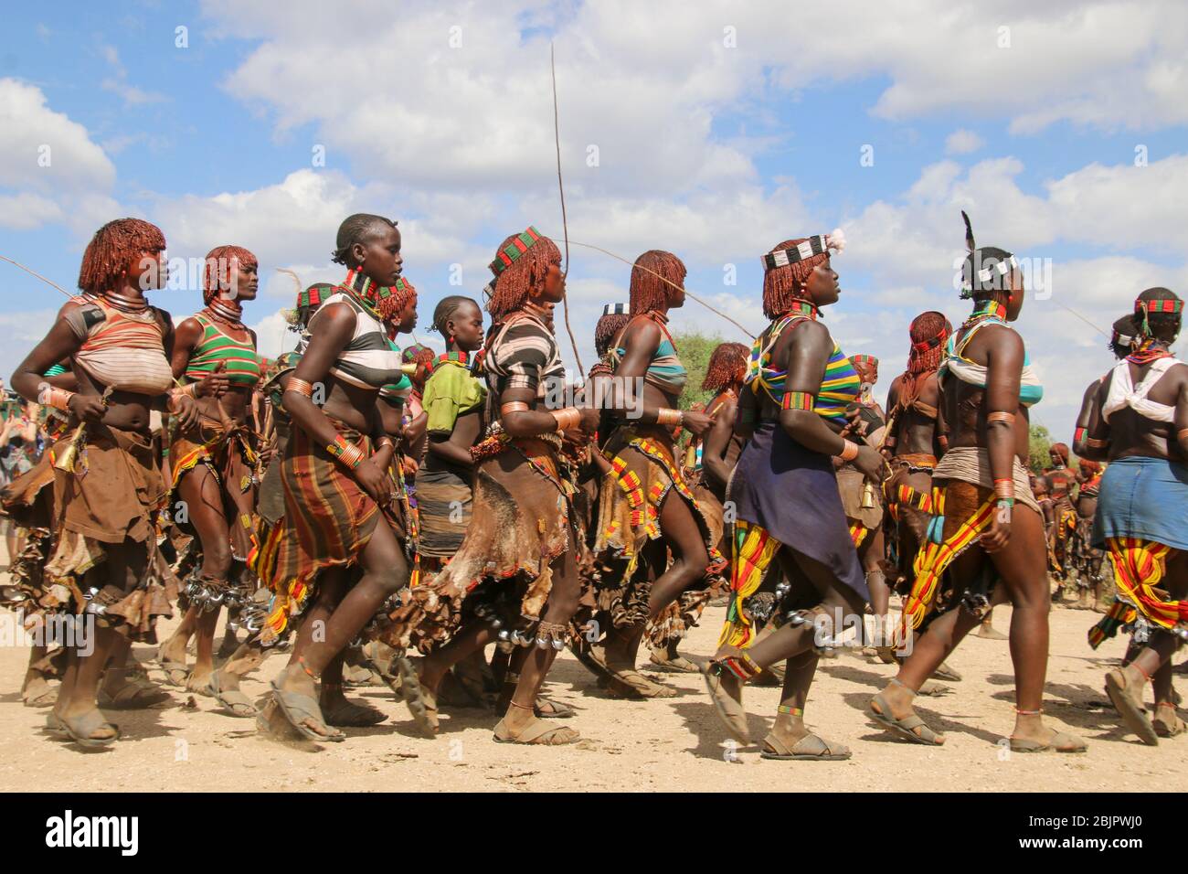 Hamar Women Dance a a Bull Jumping Ceremony, Dimeka, Omo Valley, Etiopia Foto Stock