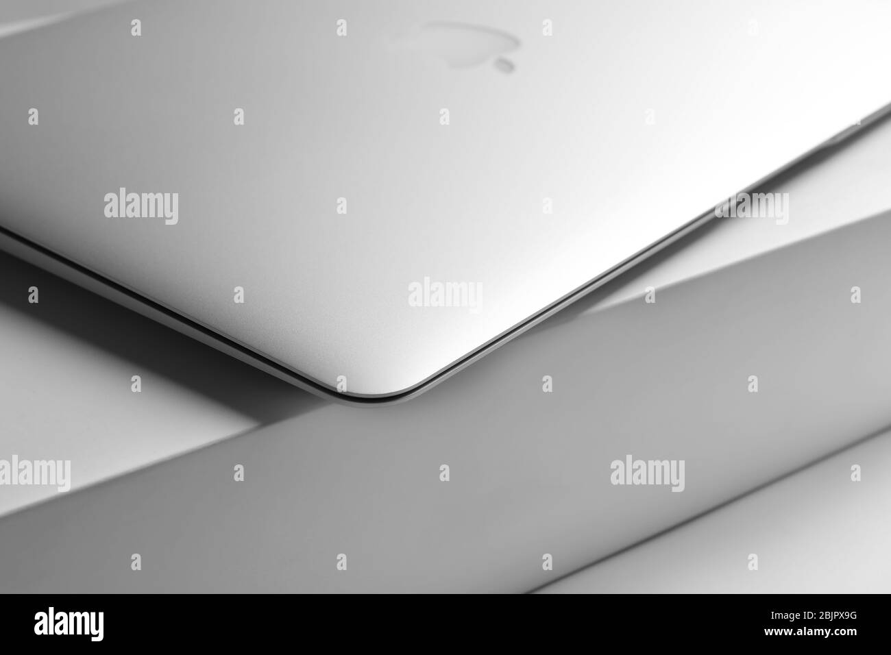 KIEV, UCRAINA - 13 OTTOBRE 2017: Apple Silver MacBook Air sulla confezione Foto Stock