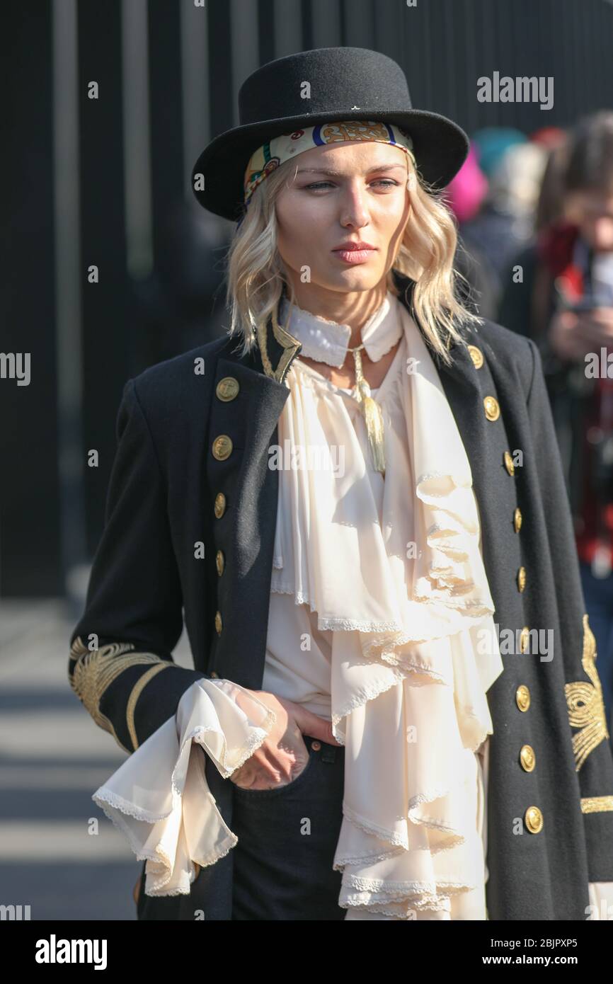 19 febbraio 2020: Il modello indossa un abito pirata durante la sfilata  Gucci alla settimana della moda femminile 2020`s a Milano Foto stock - Alamy