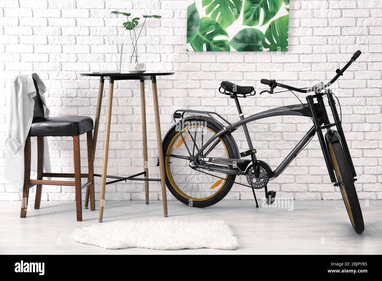 Interni moderni con tavolino e bicicletta Foto Stock