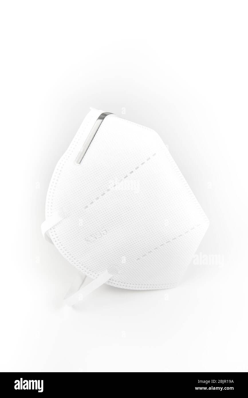 Maschera protettiva FFP2 Corona Covid-19 prevenzione delle infezioni su sfondo bianco Foto Stock