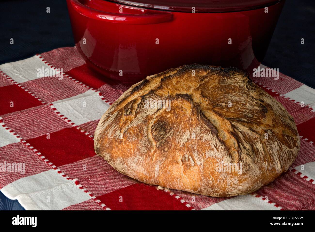 Souppast pane fatto in casa, cotto nel forno olandese. Foto Stock