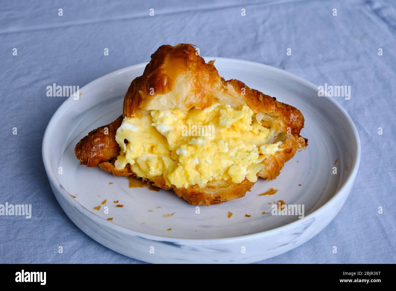 croissant con uova strapazzate Foto Stock