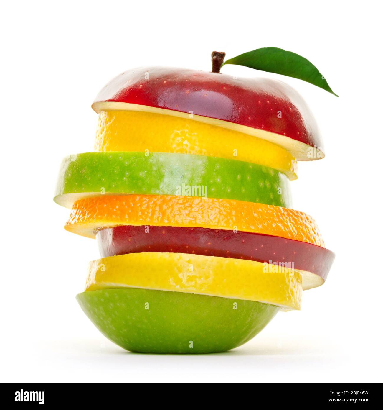 Frutta a fette isolata su sfondo bianco Foto Stock