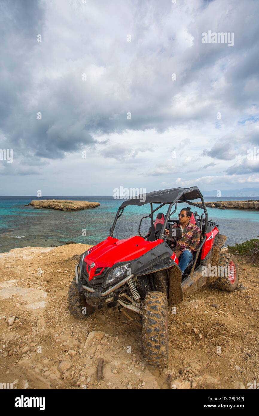 Giovane uomo che guida una moto quad sulla penisola di Akamas, Cipro Foto Stock