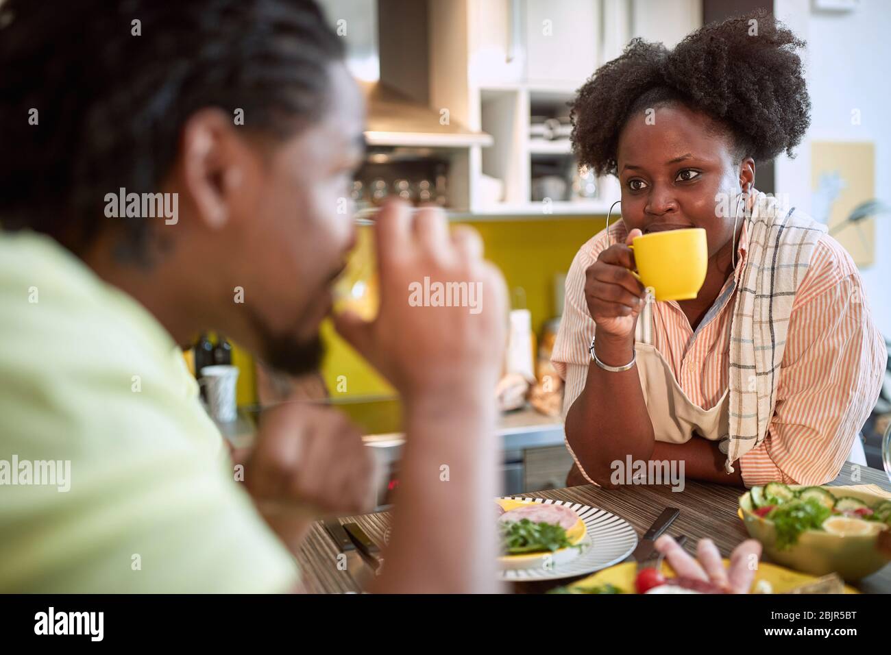contatto visivo tra giovane coppia afro-americana, parlando più che parole, occhi, dire, parlare senza parole Foto Stock