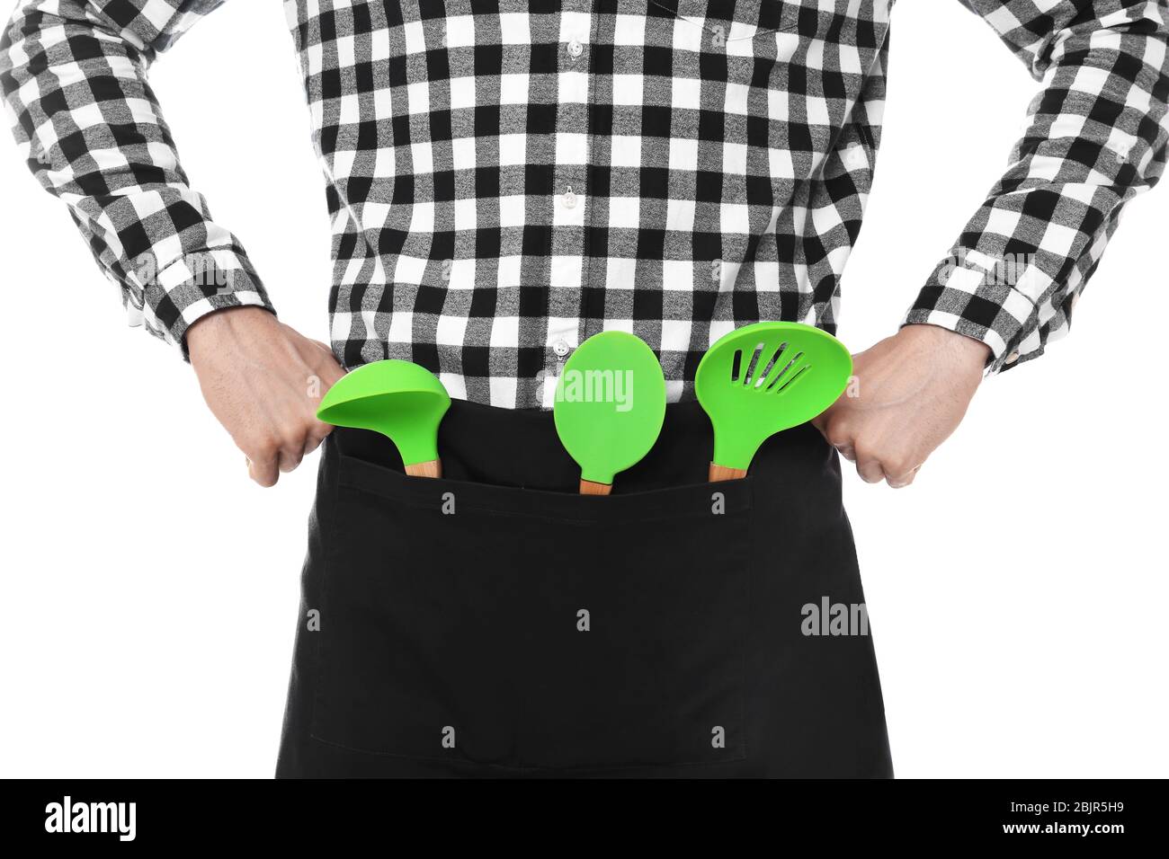 Giovane uomo con utensili da cucina, isolato su bianco Foto Stock