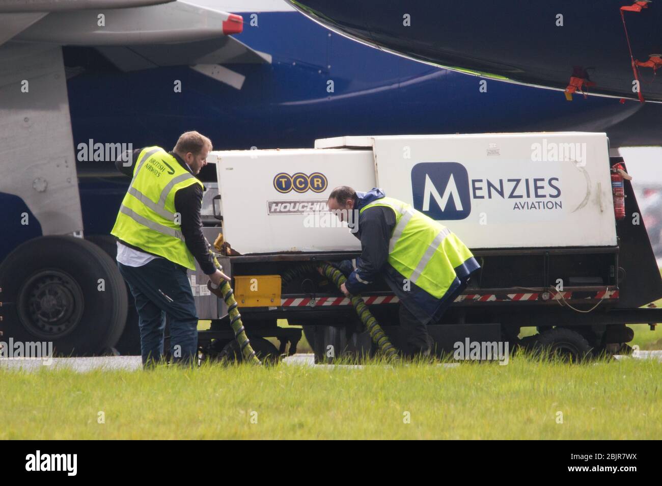 Glasgow, Regno Unito. 30 Aprile 2020. Nella foto: Le nuvole tempesta si riuniscono mentre gli equipaggi di terra della British Airways assistono alla raccolta di 14 aeromobili Airbus A319/A320 e A321 collegati a terra che sono stati parcheggiati sulla seconda pista dell'aeroporto di Glasgow dall'inizio del blocco Coronavirus (COVID-19). Da allora, l'industria globale delle compagnie aeree è andata in tracollo con alcune compagnie aeree che vanno in fallimento e altre come BA che chiedono assistenza finanziaria al governo. Ad oggi BA ha annunciato che è axing quasi 12,000 personale. Credit: Colin Fisher/Alamy Live News Foto Stock