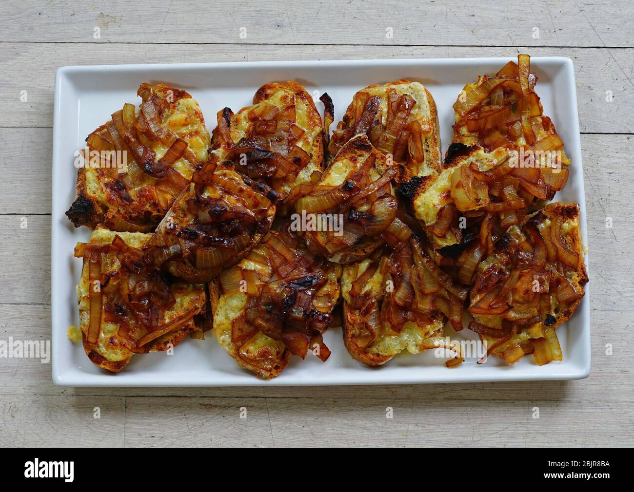 Piatto di formaggio a faccia aperta e sandwich di tartine di cipolla caramellata Foto Stock