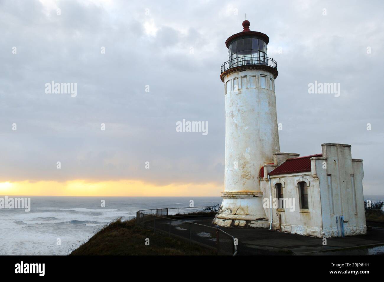 North Head Lighthouse, completato nel 1898, costruito come aiuto alla navigazione per le navi che si avvicinano al fiume Columbia dall'Oceano Pacifico Foto Stock