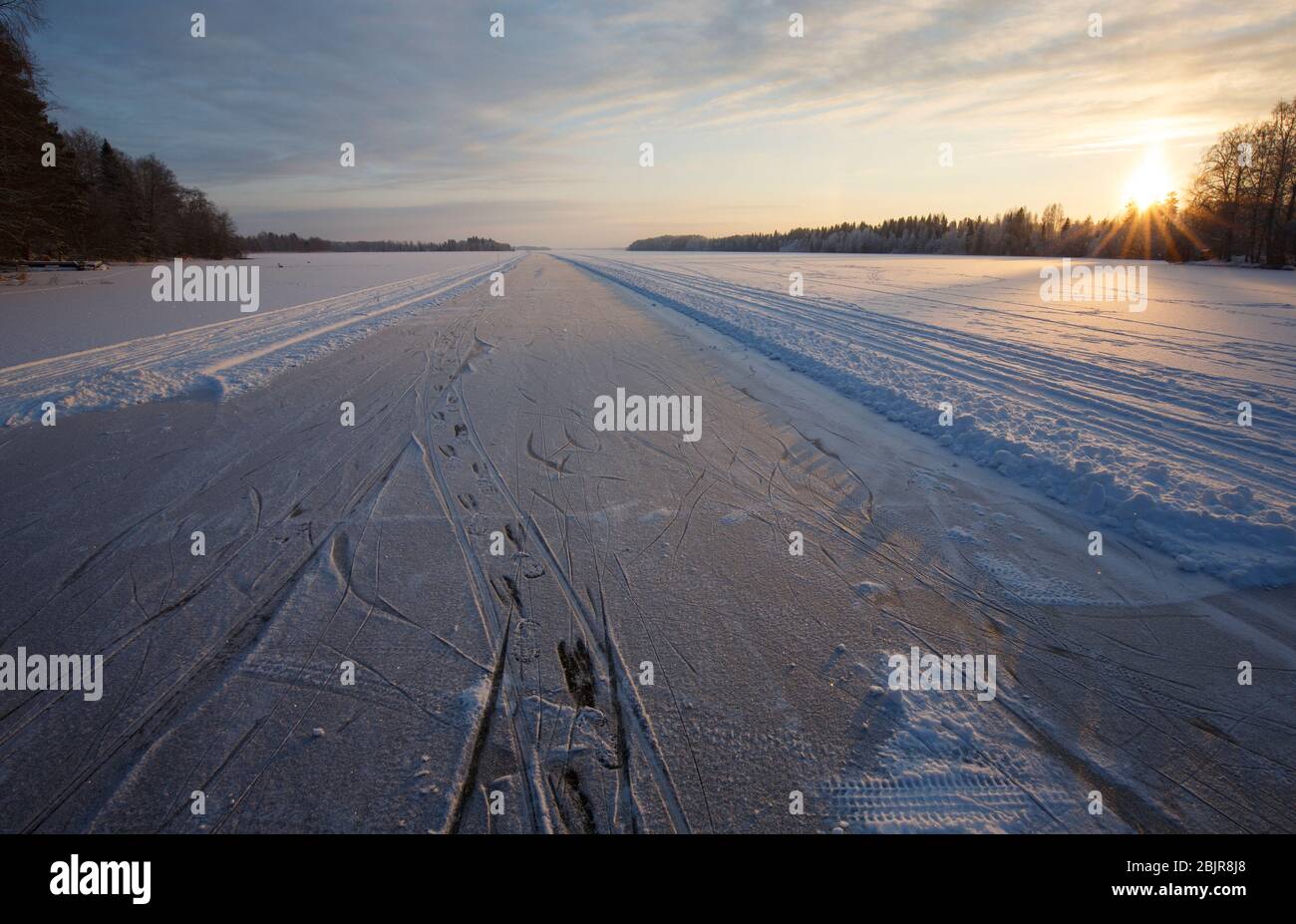 Percorso pubblico, libero e mantenuto di 10 chilometri di pattinaggio sul lago di ghiaccio, Lago Suontee , Finlandia Foto Stock