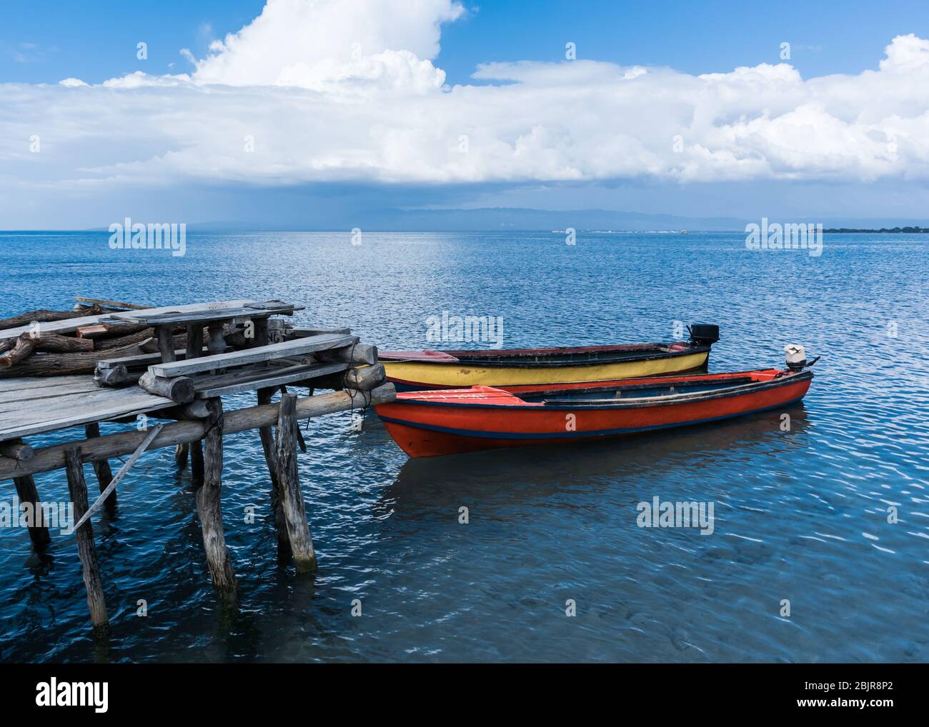 Barche da pesca sul Mar dei Caraibi in Giamaica usavano per i clienti di traghetto al famoso Pelican Bar Foto Stock