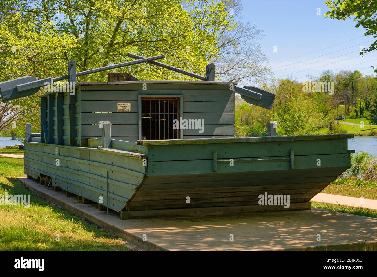 Kingsport, Tennessee, USA - 15 aprile 2020: Una replica di un flatboat di 14 da 53 piedi utilizzato per spedire i prodotti lungo il fiume Holston. Foto Stock