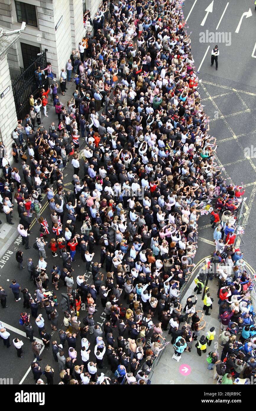 IMMUNITÀ DA VACCINO O DA MANDRIA. VISTA AEREA DI UNA FOLLA DI ESSERI UMANI NELLA CITTÀ DI LONDRA. GOVERNO BRITANNICO GUIDATO DALLA SCIENZA. CORONAVIRUS COVID-19. Pagina del portfolio Russell Moore. Foto Stock