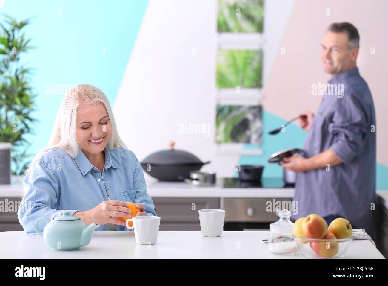Buona coppia matura in cucina Foto Stock