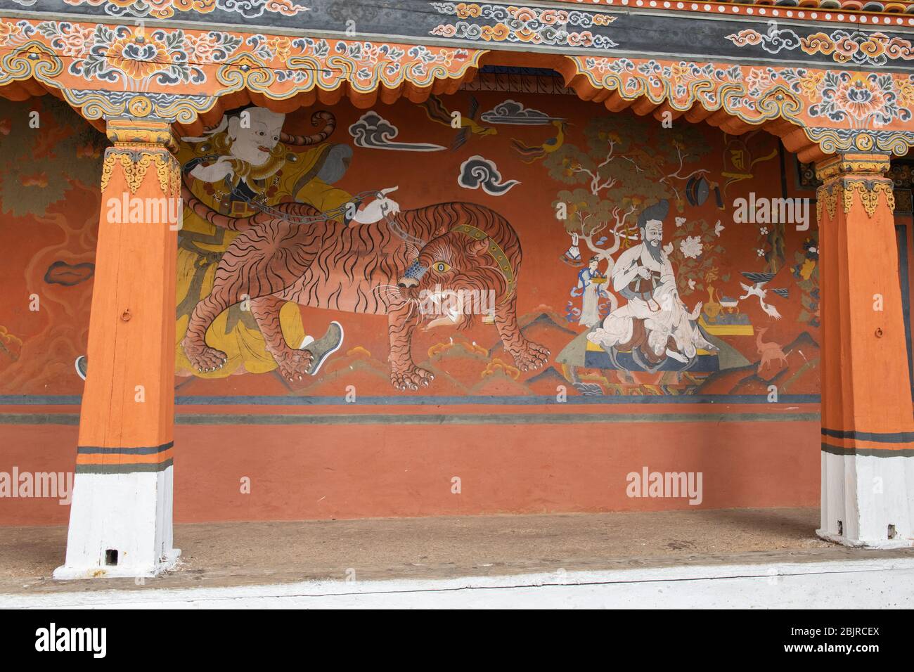 Bhutan, Paro. Rinpung Dzong, monastero buddista e fortezza. Particolare di tradizionale parete dipinta bhutanese ornata. Foto Stock