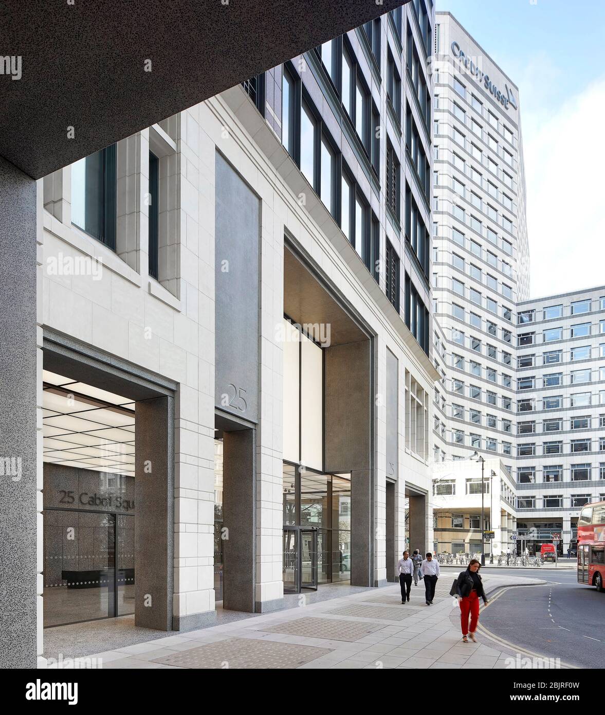 Colonnato esterno per lo spazio ricevimento aziendale con soffitto illuminato. 25 Cabot Square, Londra, Regno Unito. Architetto: Carmody Groarke, 2019. Foto Stock