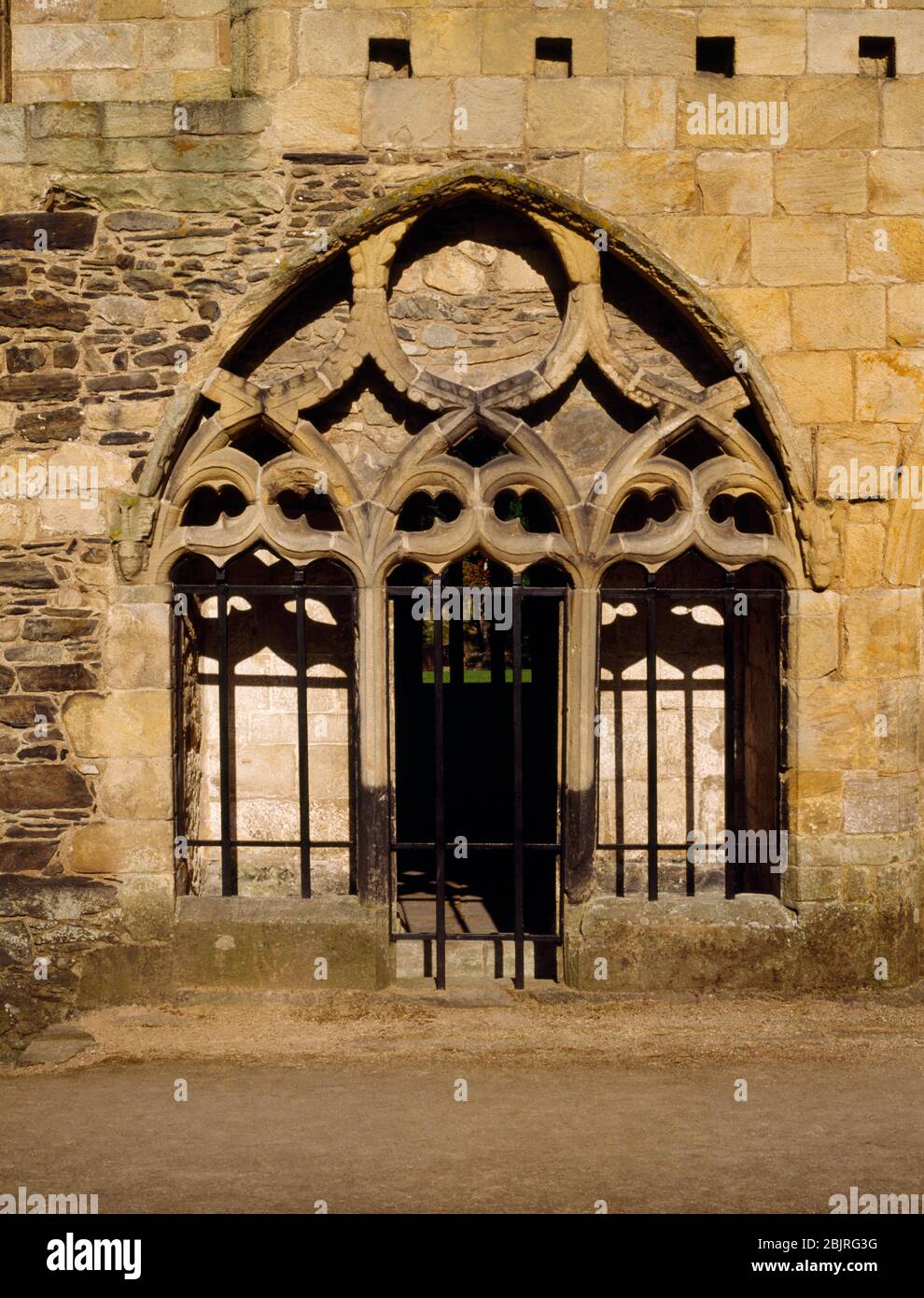 Valle Crucis Abbey, Llangollen, Wales, UK: Tardo C14 schermo in pietra decorato del libro armadio a muro della casa capitolo nella gamma E. Foto Stock