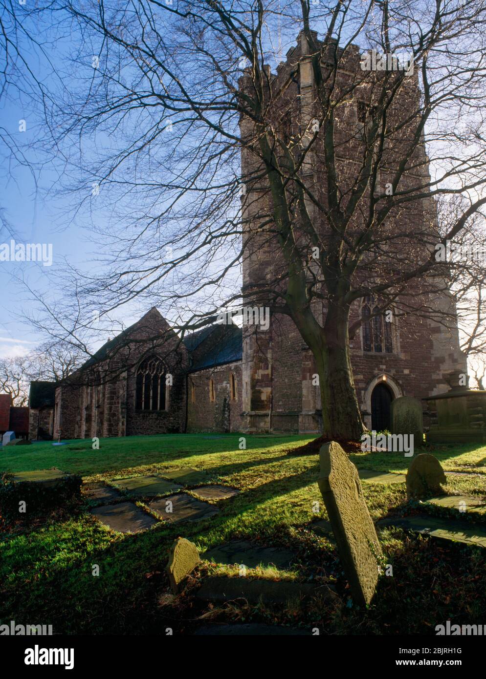 Visita la cattedrale di St. Woolos, Newport, Galles, Regno Unito, mostrando la torre C15th (R) unita alla navata normanna (L) dalla St Mary's Chapel, sito della chiesa pre-conquista Foto Stock