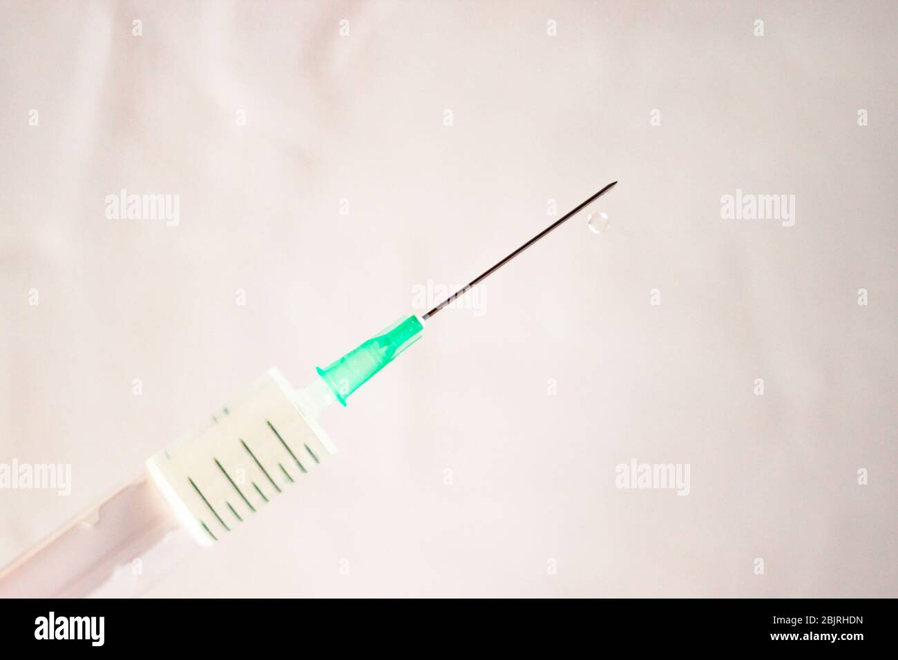 Siringa per squirting con medicinale per iniezione intramuscolare su fondo bianco Foto Stock