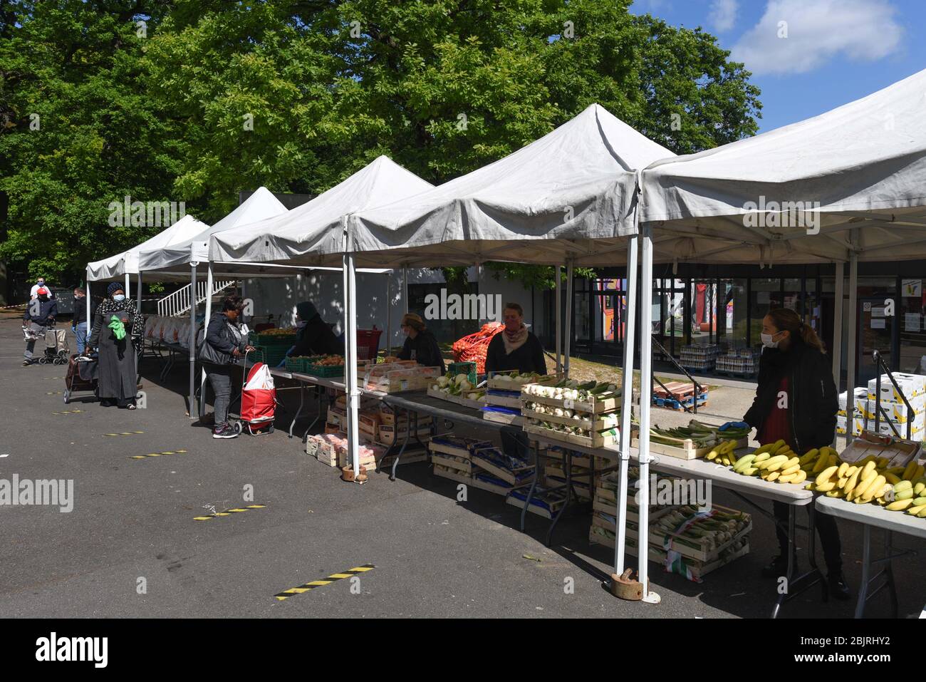 29 aprile 2020 - Clichy-sous-Bois, Francia: Una distribuzione di cibo ha luogo per i residenti di Clichy-sous-Bois durante il blocco contro l'epidemia di coronavirus. Questo sobborgo settentrionale di Parigi si trova a Seine-Saint-Denis, uno dei più poveri della Francia, che ha subito uno dei più alti tassi di contaminazione e di mortalità da Covid-19. I volontari del collettivo Aclefeu hanno fornito aiuti per quasi un migliaio di persone in occasione della sua occasione. Distribution de nourriture par le collectif Aclefeu pendant le consexement contre l'epidemie de covid-19. Les mesures contre le coronavirus ont a. Foto Stock