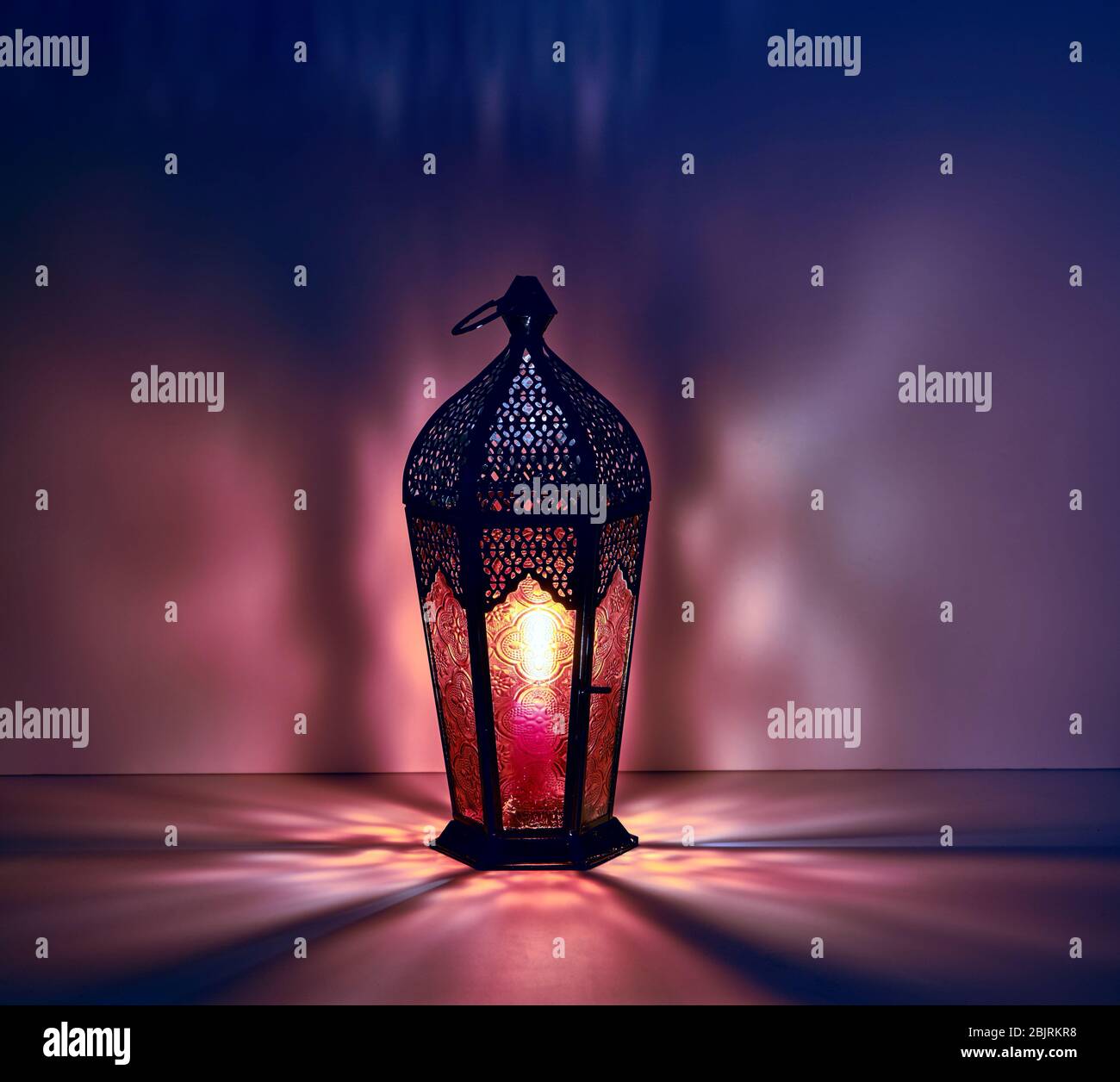 Lanterna Ramadan sul tavolo. Sfondo scuro con luce blu e viola. Bella cartolina d'auguri con spazio per le fotocopie per le vacanze del Ramadan e dei Musulmani. Un Foto Stock