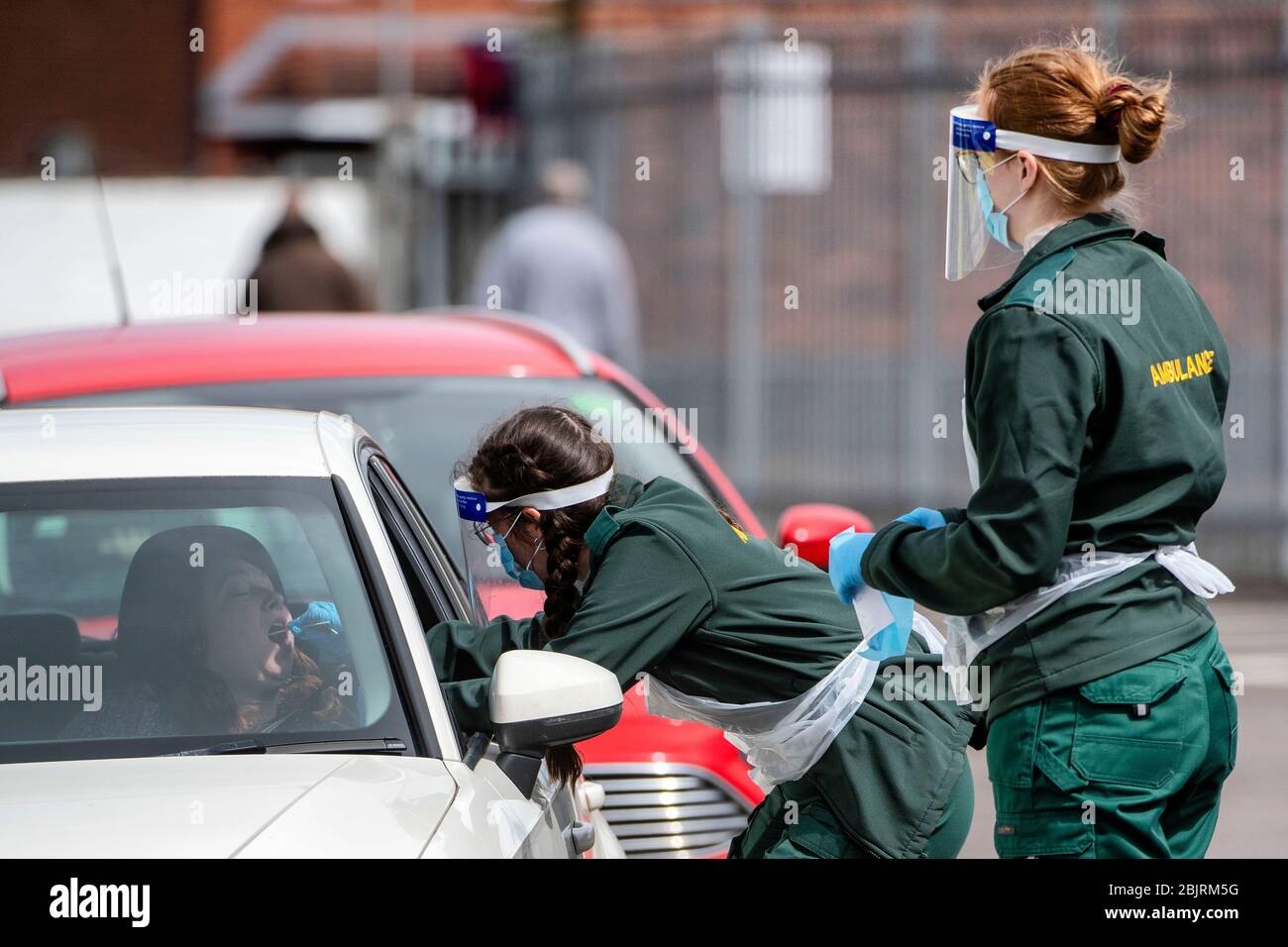 Una donna viene inghiottita per un test di coronavirus presso la stazione mobile di test di coronavirus, nello stadio Ashton Gate di Bristol. Foto Stock