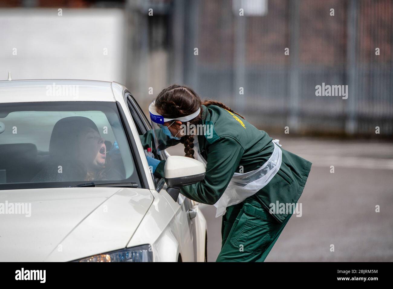 Una donna viene inghiottita per un test di coronavirus presso la stazione mobile di test di coronavirus, nello stadio Ashton Gate di Bristol. Foto Stock