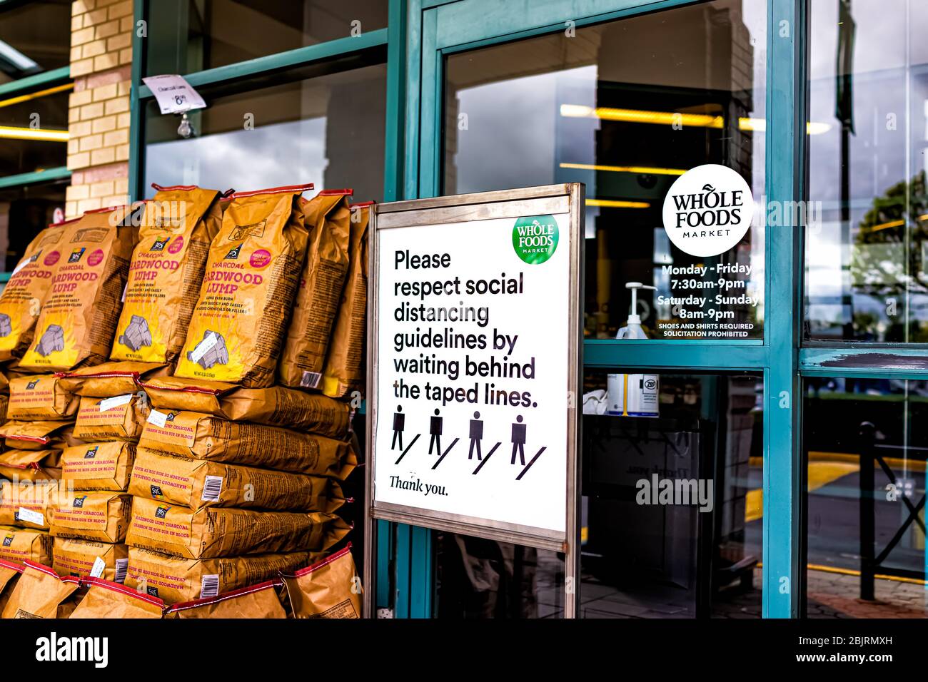 Reston, USA - 27 aprile 2020: Virginia del Nord a Plaza America Whole Foods Amazon drogheria segno per la distanza sociale all'ingresso negozio Foto Stock