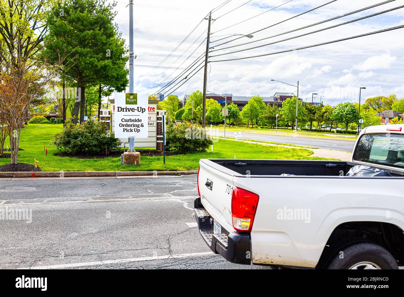Herndon, USA - 27 aprile 2020: Virginia Fairfax County Road Street con cartello per il ristorante Panera aperto per take-out al curbside durante il Coronavirus Covid Foto Stock