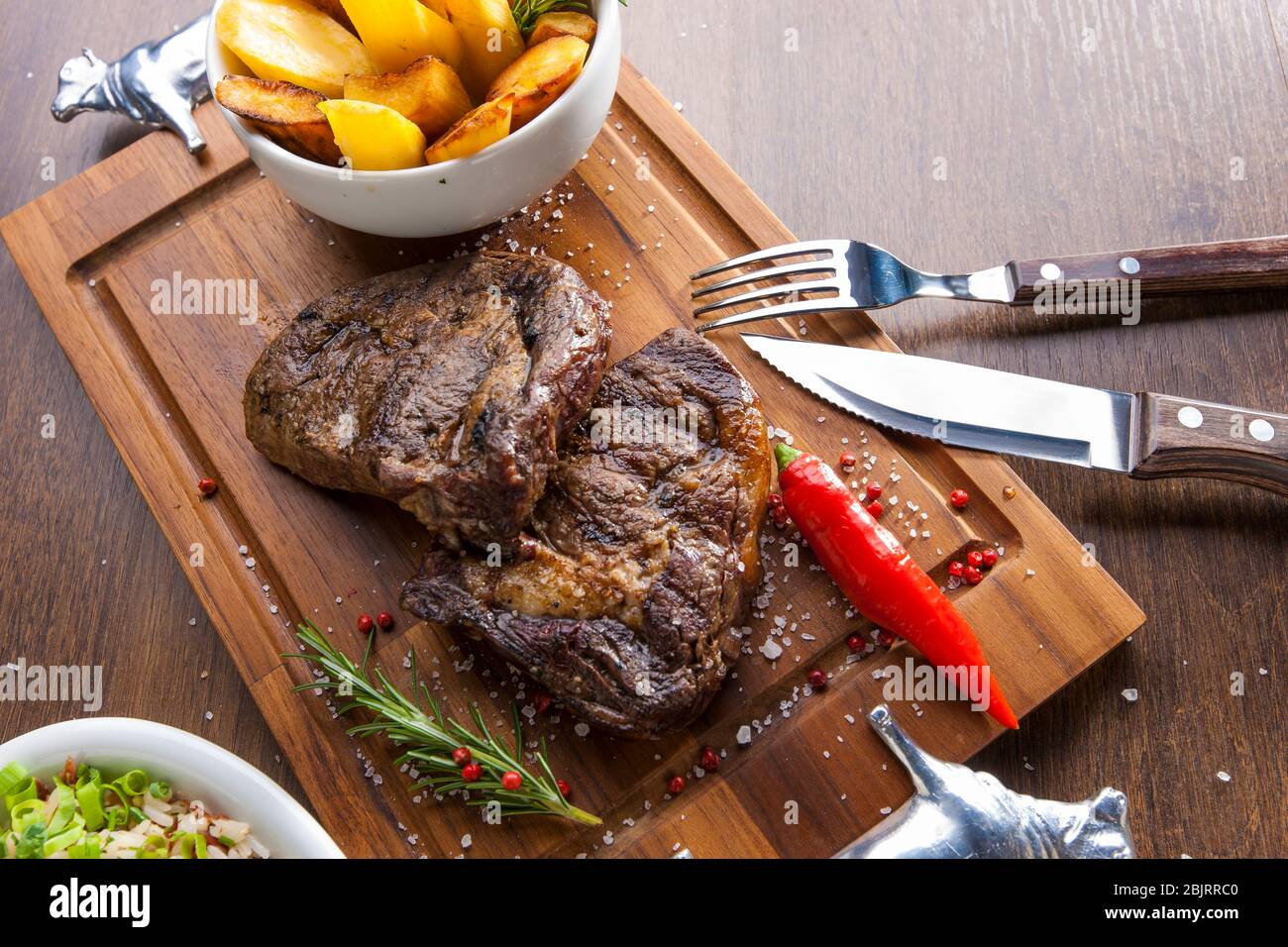 deliziosa e succosa bistecca al barbecue servita con contorni. Foto Stock