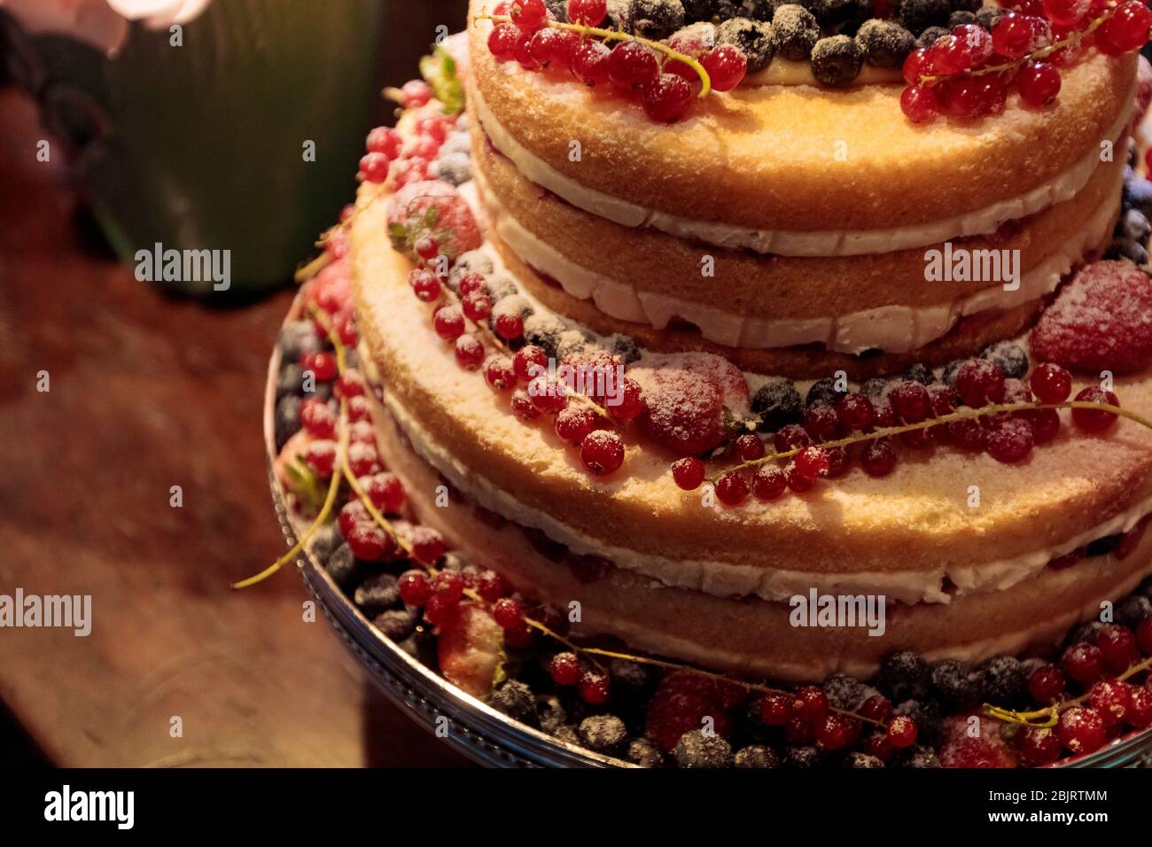 Bellissimo dettaglio di torta di nozze di frutta come lampone e fragola. Foto Stock