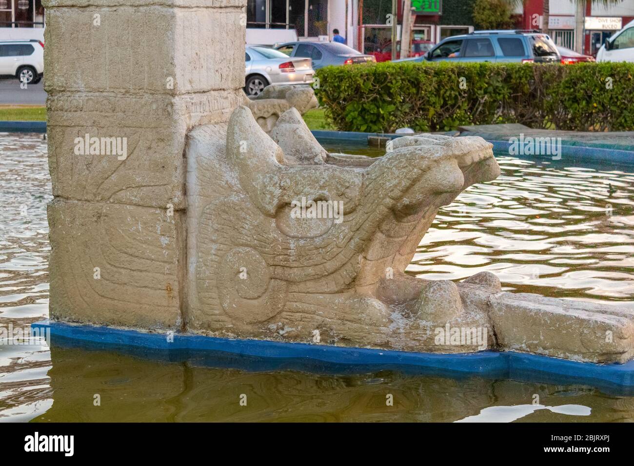 La fontana di Kukulkan, inaugurata nel 1980, segna l'inizio della zona alberghiera. Alla rotonda di Bonampak e Coba, è un tributo alla divinità Maya Foto Stock