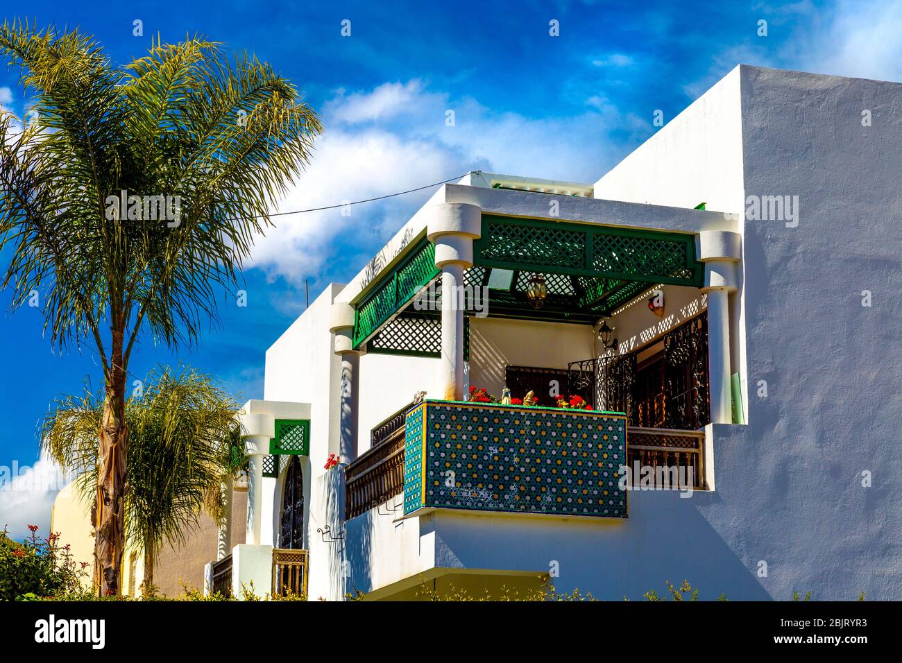 Villa privata imbiancata con dettagli a mosaico e terrazza, Fez, Marocco Foto Stock