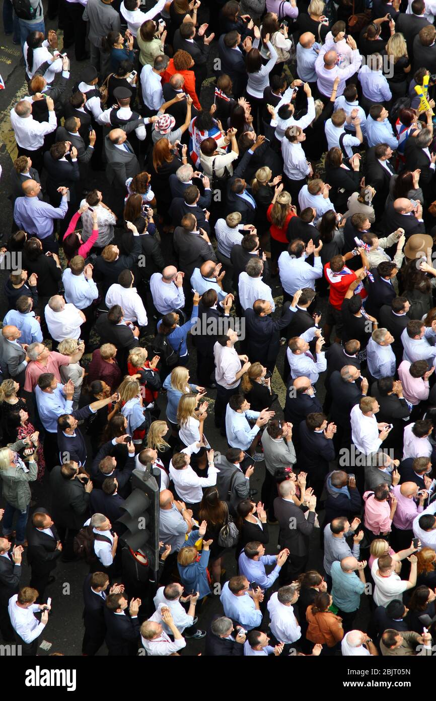 PANDEMIA DI CORONAVIRUS. IMMUNITÀ DEL GREGGE. GOVERNO BRITANNICO GUIDATO DALLA SCIENZA. COVID-19 PANDEMIA GLOBALE. NUMERO DI INFEZIONI IN DIMINUZIONE. OLTRE IL PICCO DELLA PANDEMIA DEL VIRUS. OLTRE IL PICCO DEL TASSO DI INFEZIONE. FOLLA CHE ACCLAMANO E SI AGGRAPPANO. APPLAUSI PUBBLICI. VISTA AEREA DELLE PERSONE. VISTA AEREA DELLA FOLLA. STRADA TRAFFICATA. STRADE TRAFFICATE DI LONDRA. Pagina del portfolio Russell Moore. Foto Stock