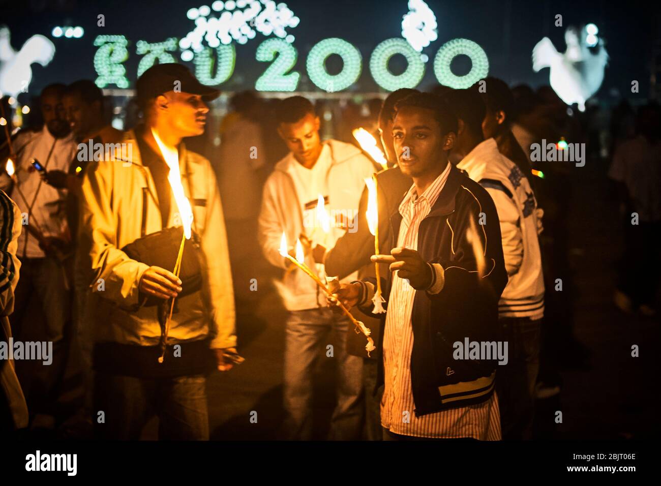 I giovani etiopi hanno acceso le loro candele. Secondo il calendario Giuliano, la gente in Etiopia celebra il nuovo anno la notte 11 e 12 settembre Foto Stock