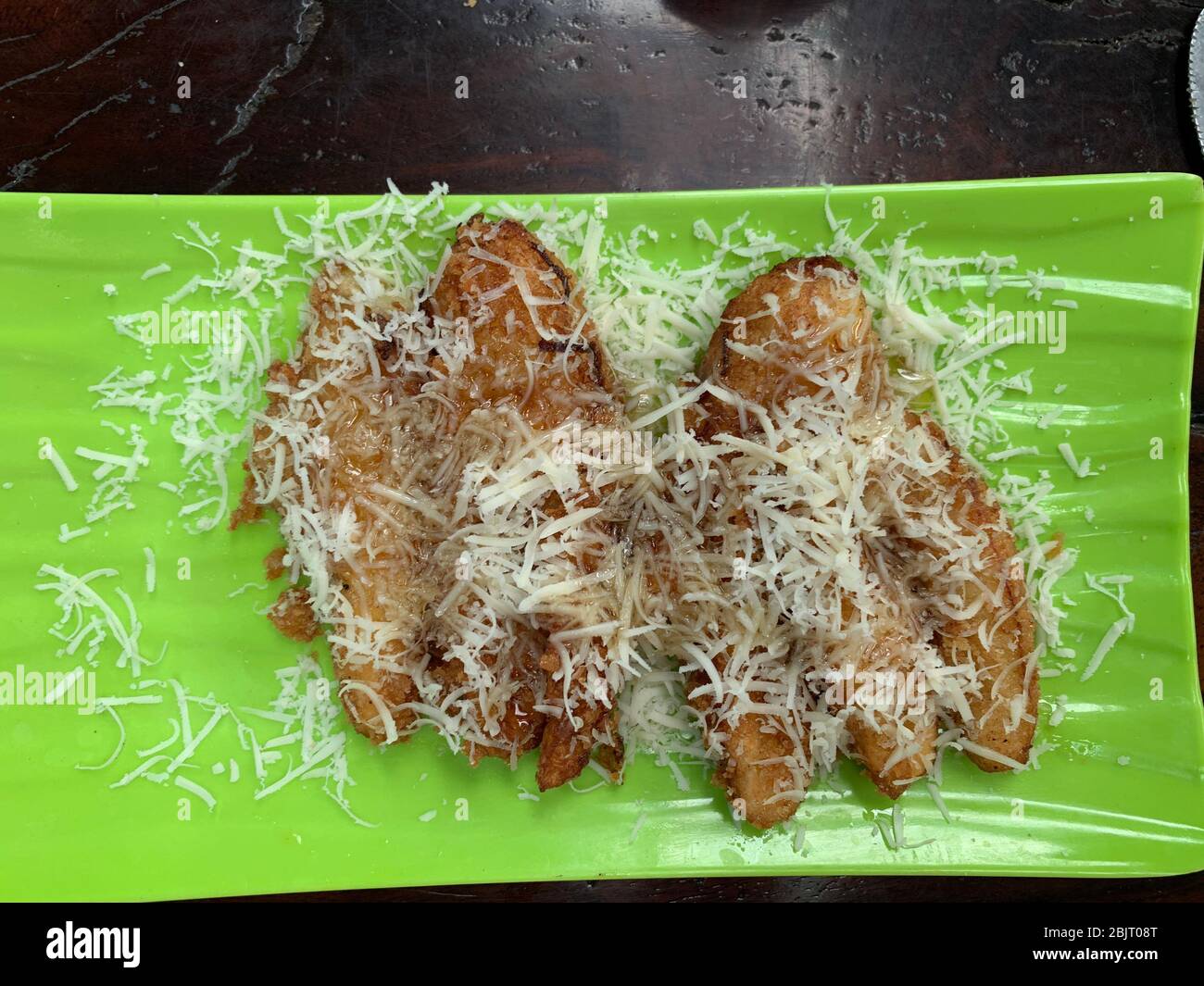Banana fritta con formaggio, il piatto nazionale di Sumatran Foto Stock