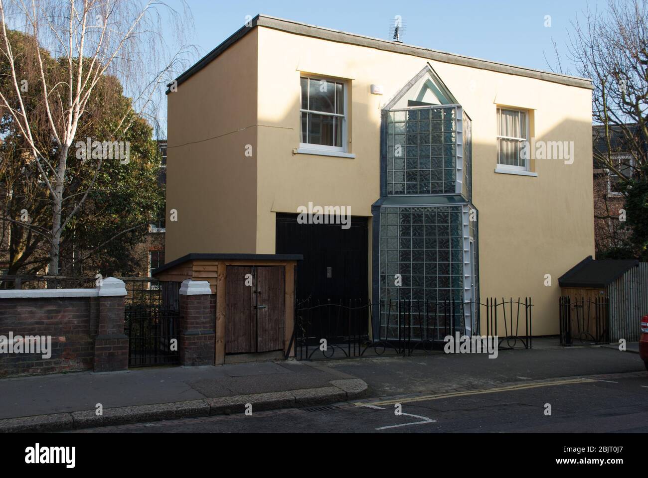 Postmoderno Postmodernismo architettura Yellow House Glass Bricks Porch Blocks Pyramid Geometric Trinagle 61 Richmond Way, Hammersmith, Londra W14 0HP Foto Stock