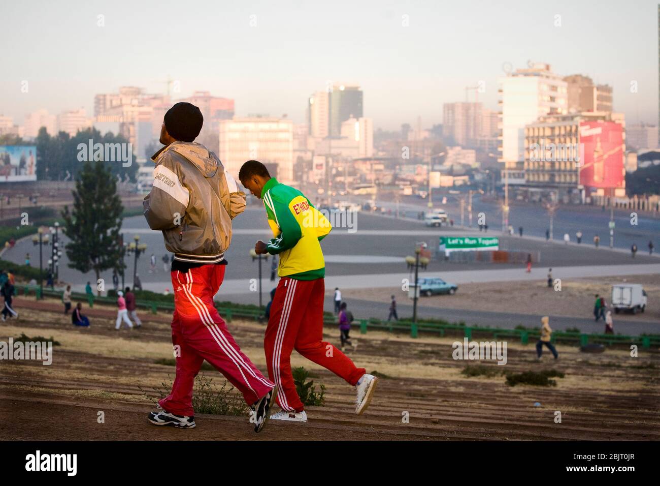 Passione etiope per la corsa a lunga distanza. Allenamento di prima mattina a Piazza Meskel. Foto Stock