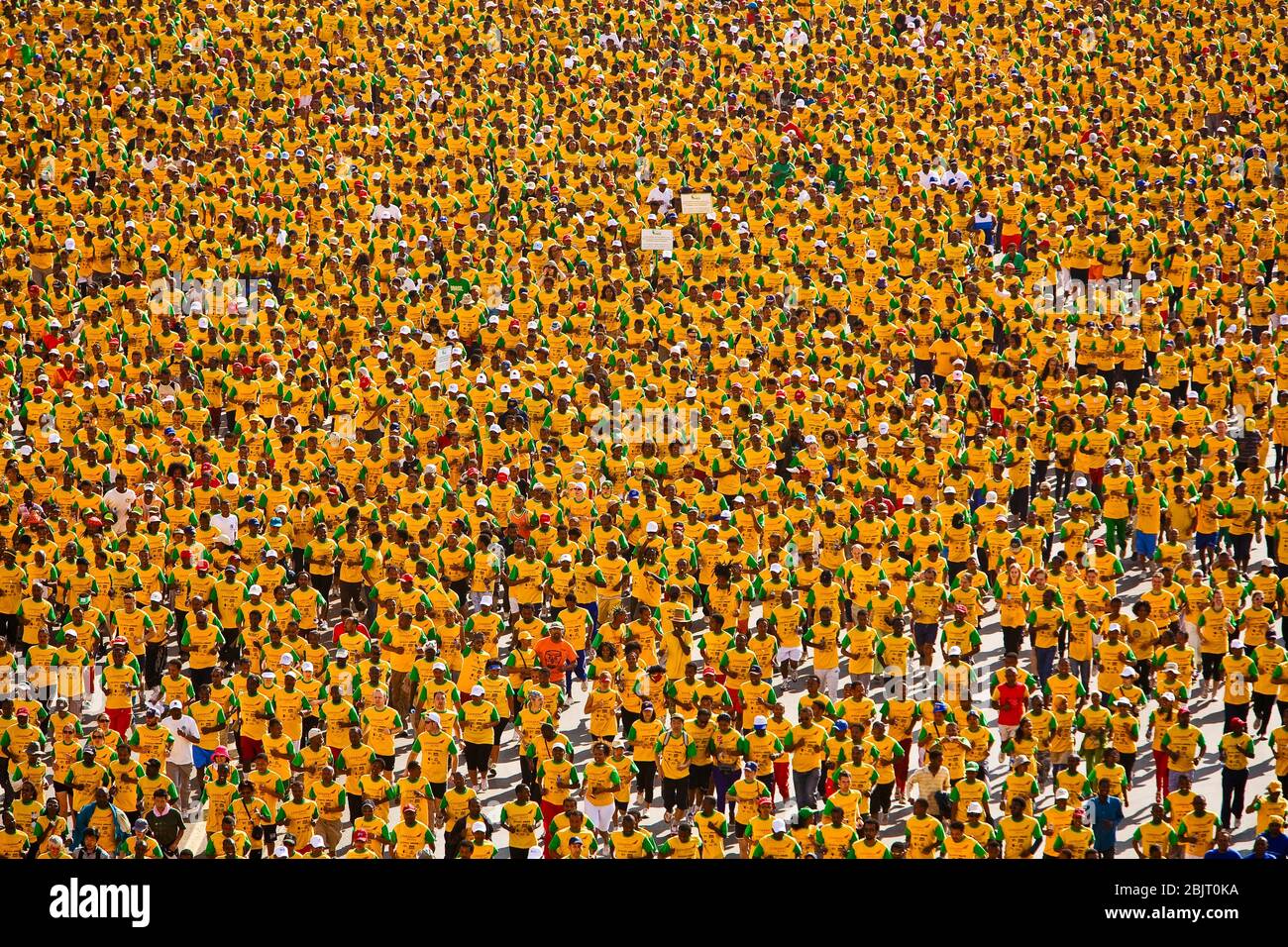 Venticinquemila partecipanti alla Grande corsa etiope. I corridori più veloci percorrono l'ambiziosa distanza di 10 chilometri sotto i trenta minuti. Foto Stock