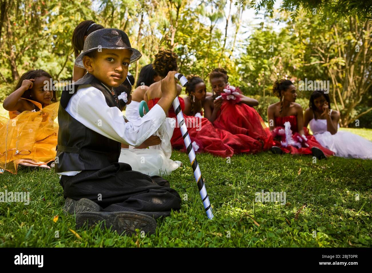 Giovani eleganti - i partecipanti a un matrimonio nel Parco pubblico di Shalla ad Addis Abeba si riprenderanno dalla cerimonia che riposa nell'erba del parco. Foto Stock
