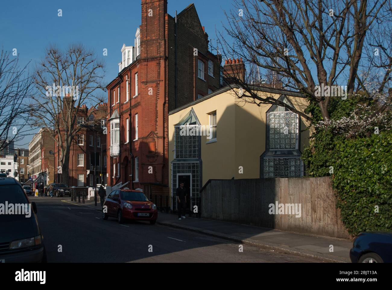 Postmoderno Postmodernismo architettura Yellow House Glass Bricks Porch Blocks Pyramid Geometric Trinagle 61 Richmond Way, Hammersmith, Londra W14 0HP Foto Stock