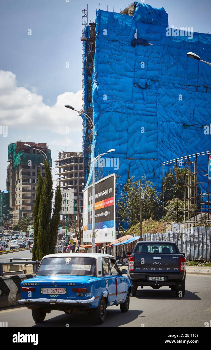 Non è una nuova opera d'arte ambientale di Cristo. È solo uno dei molti siti di costruzione avvolta ad Addis Abeba. Foto Stock