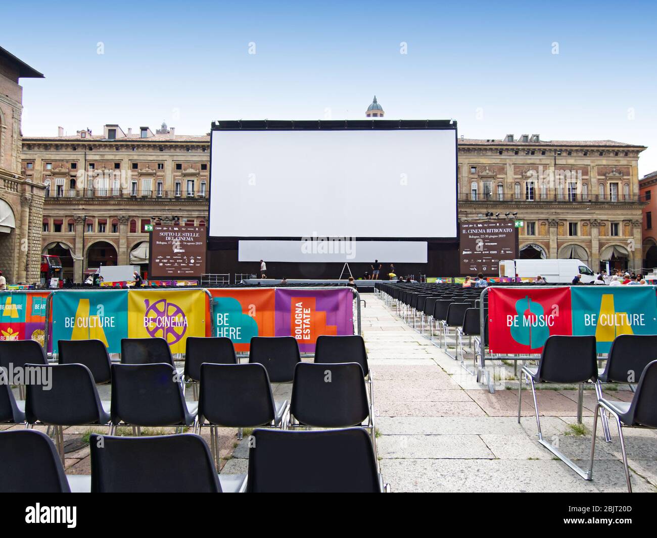 Cinema all'aperto, schermo bianco per proiezione. Piazza maggiore, Bologna. Italia Foto Stock