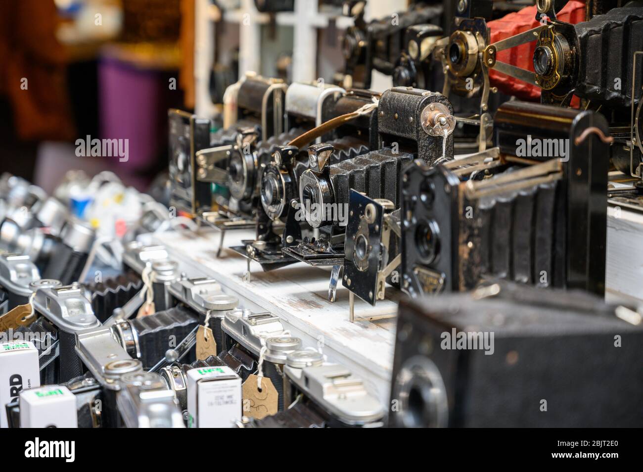 LONDRA - 30 SETTEMBRE 2019: Primo piano di macchine fotografiche antiche in vendita presso una vecchia cabina di macchine fotografiche al Camden Market Foto Stock